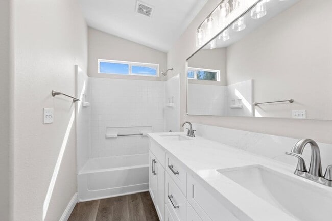 Building Photo - Gorgeous 3 Bedroom In Desired Natomas Park...