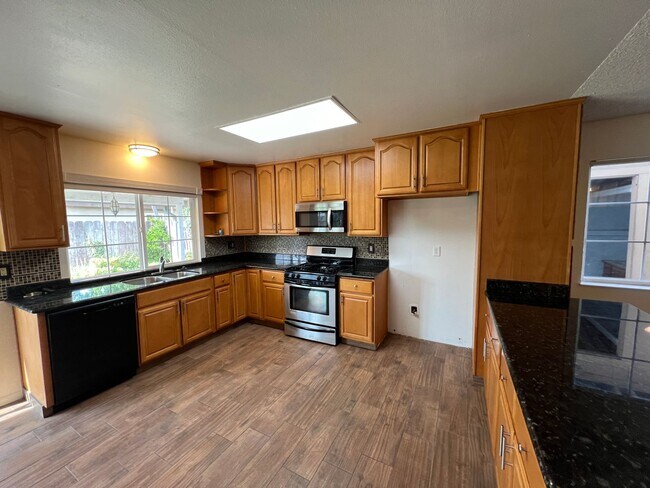 Building Photo - Updated 3 bedroom single story in Manteca!