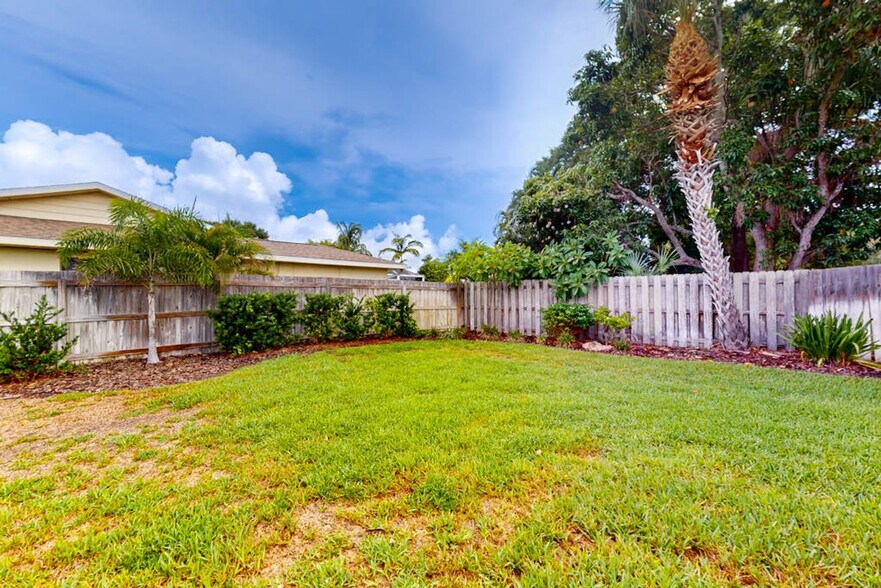 Building Photo - 1231 De Narvaez Ave
