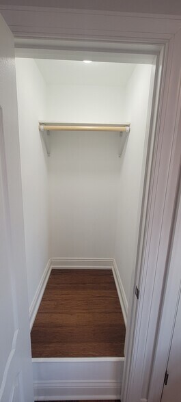 Building Photo - 6119 N Wolcott Ave