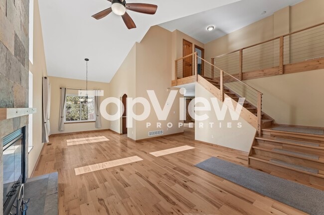 Building Photo - 2205 Valley View Dr