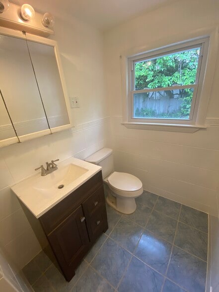 Full Bathroom - 121 Orlando St