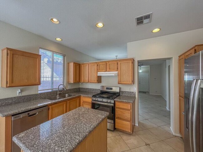 Building Photo - Charming Single-Story Home in a Prime Loca...