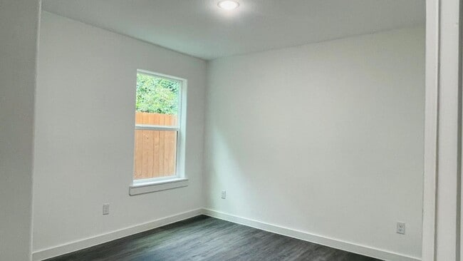 Building Photo - ? Stunning 3-Bed Luxury Home with Garage &...