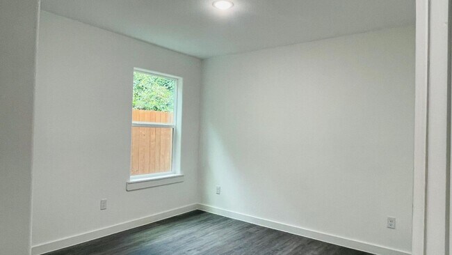 Building Photo - ? Stunning 3-Bed Luxury Home with Garage & Designer Touches ?