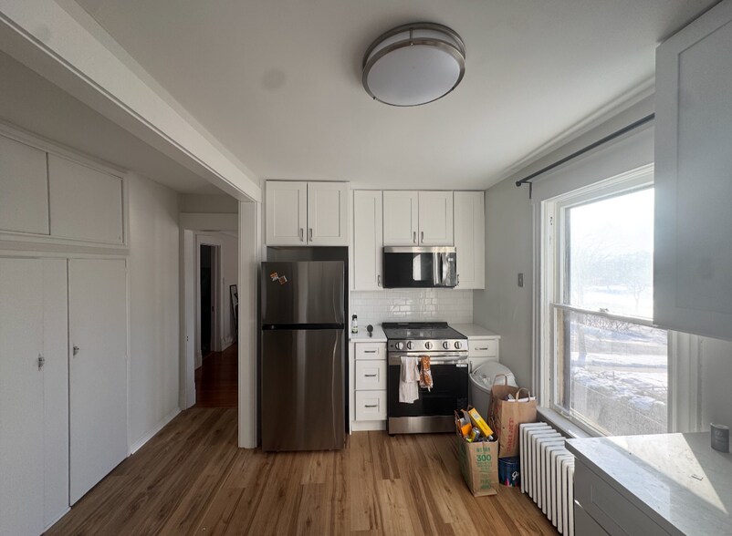 Building Photo - 1121 Leonard Pl