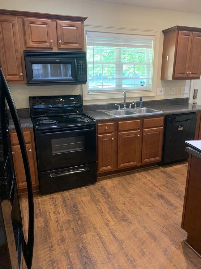 Building Photo - Eagles Landing 4 Bedroom Available for Fall 2026!!