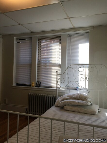 Building Photo - 53 Fellsway W