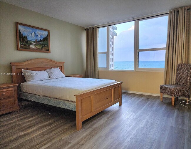 Building Photo - 3505 S Ocean Dr