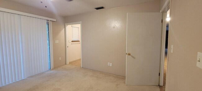 Building Photo - 3 Bedroom/ 2 Bath home in Black Acres(Close to UF)