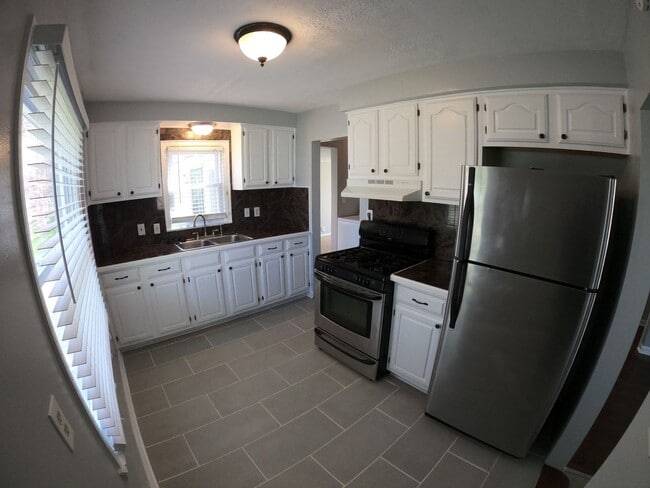 Building Photo - 4 Bed 2 Bath Farmington Hills home for lease