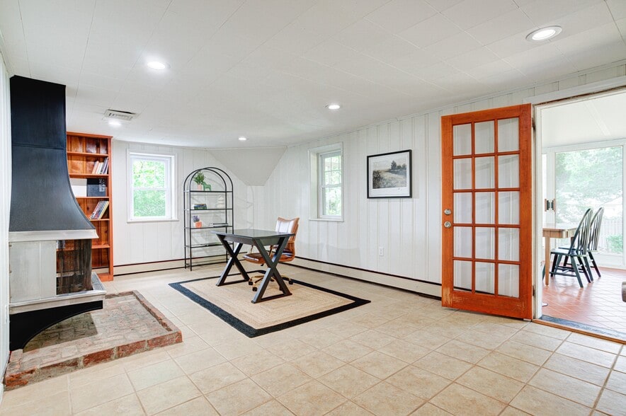 Building Photo - 7 Carol Ln