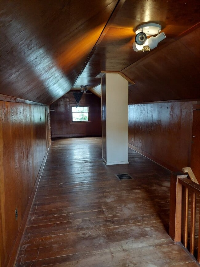 Building Photo - Charming Home On South Hill