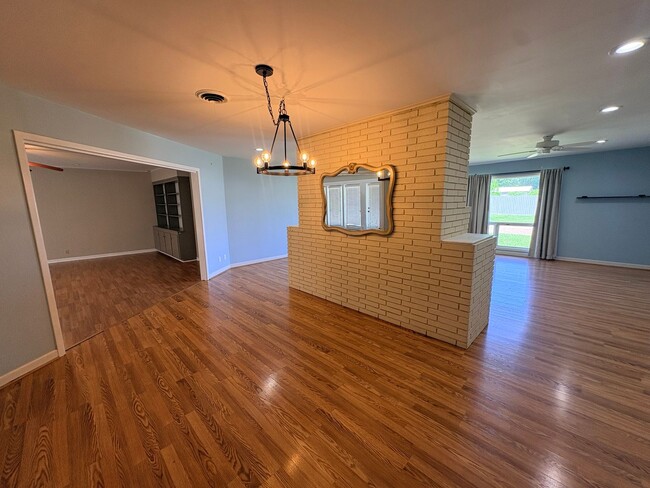 Building Photo - 901 Fair Oaks Ln