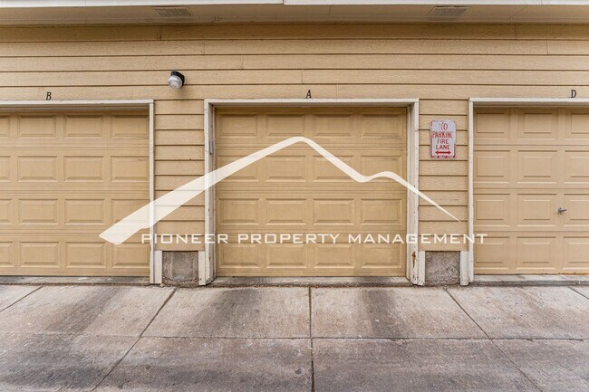 Building Photo - Gorgeous Condo with Washer/Dryer and Central AC