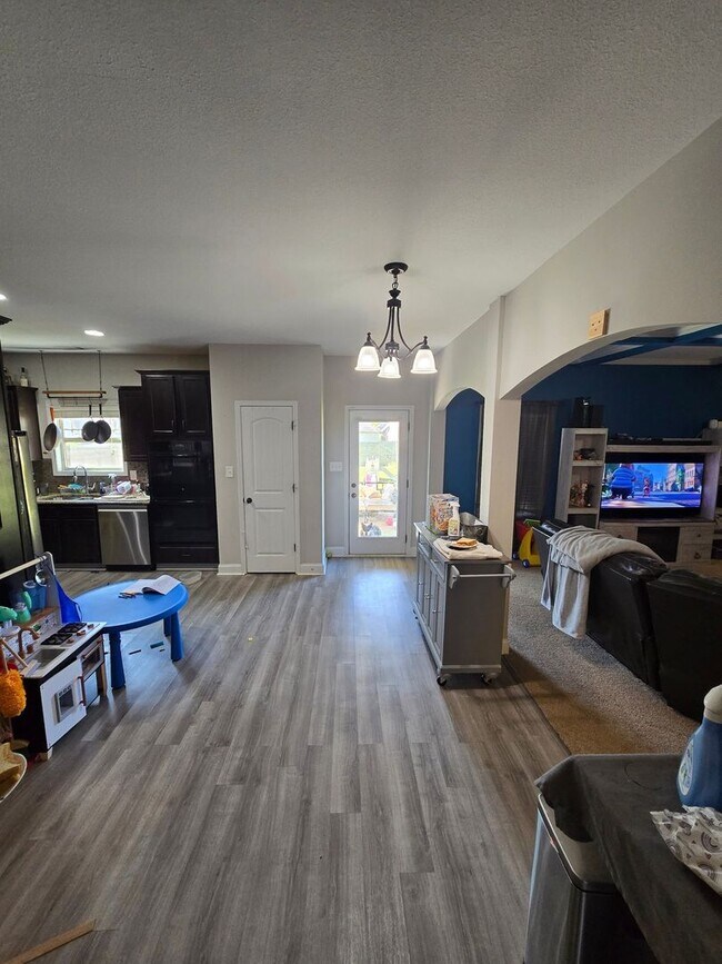 Building Photo - Spacious 5BR House in Clarksville