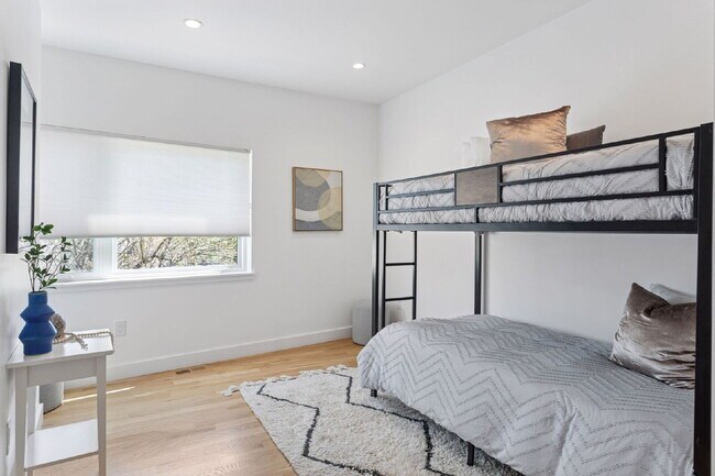Building Photo - Spacious 5-Bed / 4-Bath home in LoHi for rent