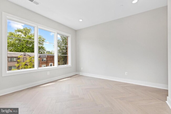 Building Photo - 1240 Raum St NE
