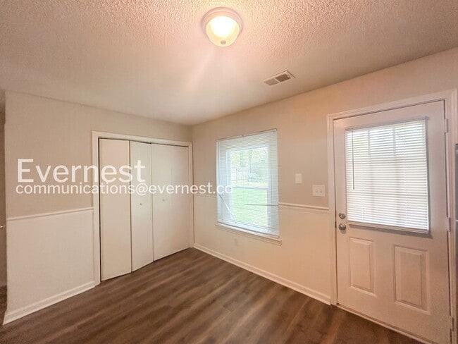 Building Photo - 5859 Shannon Dr