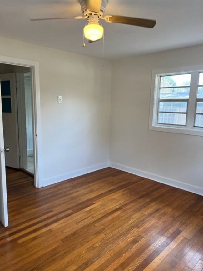 Building Photo - 1208 Cloverlawn Ave