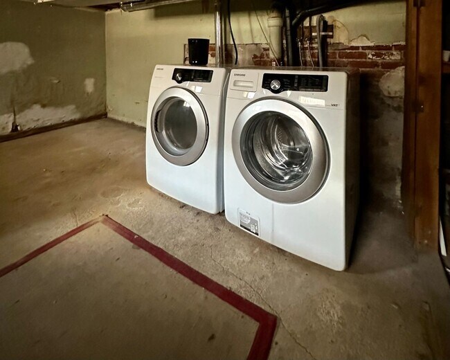 Building Photo - 2 Bedroom 1 Bath Duplex Available Mid Augu...