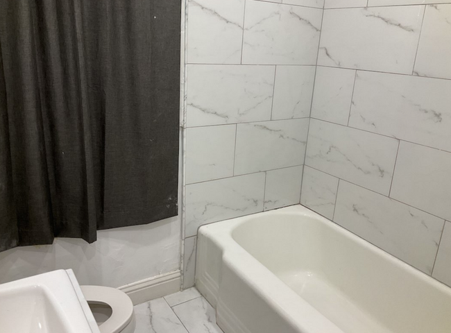 Building Photo - 2 bedroom 1 bath Duplex unit w/remodeled k...
