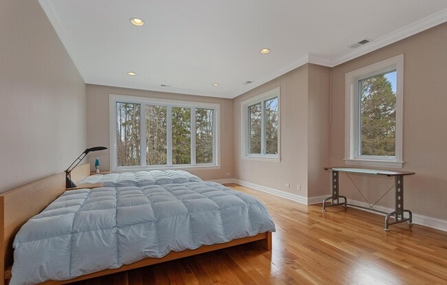 Building Photo - 598 Lake Shore Rd