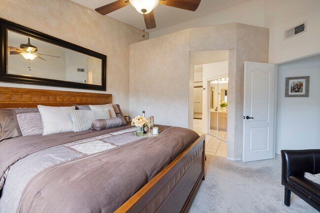 Building Photo - Entertainer's 2 Bd, 2 Bth Furnished Summer...