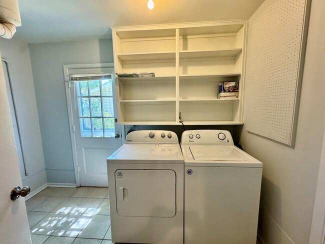 Building Photo - 2911 Tallow Ln