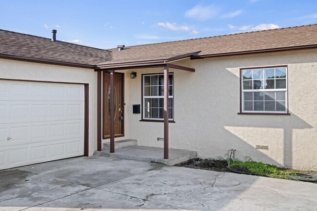 Building Photo - Updated Home with Guest Suite, Fireplace & RV Parking in Northwest Oxnard