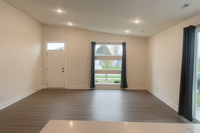 Building Photo - Spacious 3 Bedroom Home with Oversized Primary Suite near Webb & Pawnee