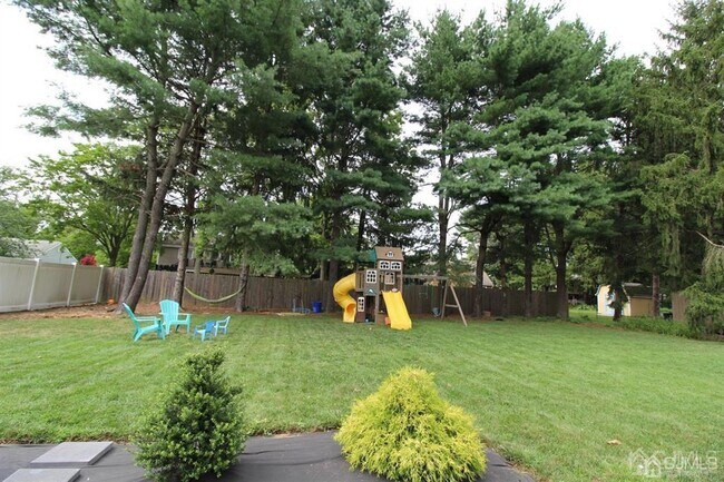 Building Photo - 47 Linden Ln S
