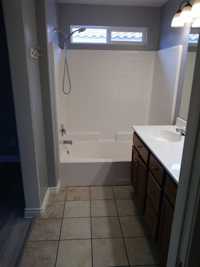 Building Photo - Spacious 3 Bedroom Moreno Valley Townhouse in Gated  Community!