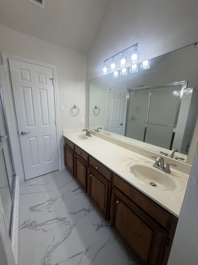 Building Photo - Garden Home