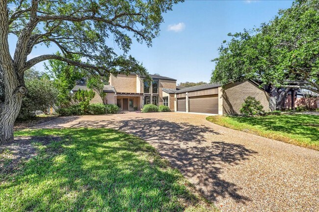 Building Photo - 5305 Greenbriar Dr