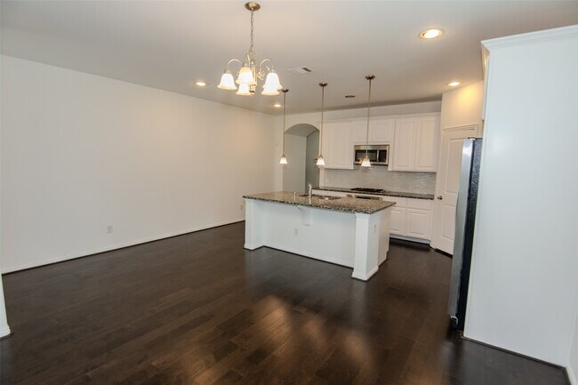 Building Photo - 18122 Glenlyon Dr