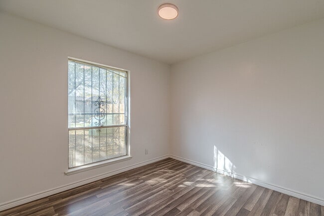 Building Photo - 6142 Lawn Valley Dr