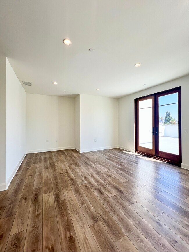 Building Photo - 859 S Lucerne Blvd