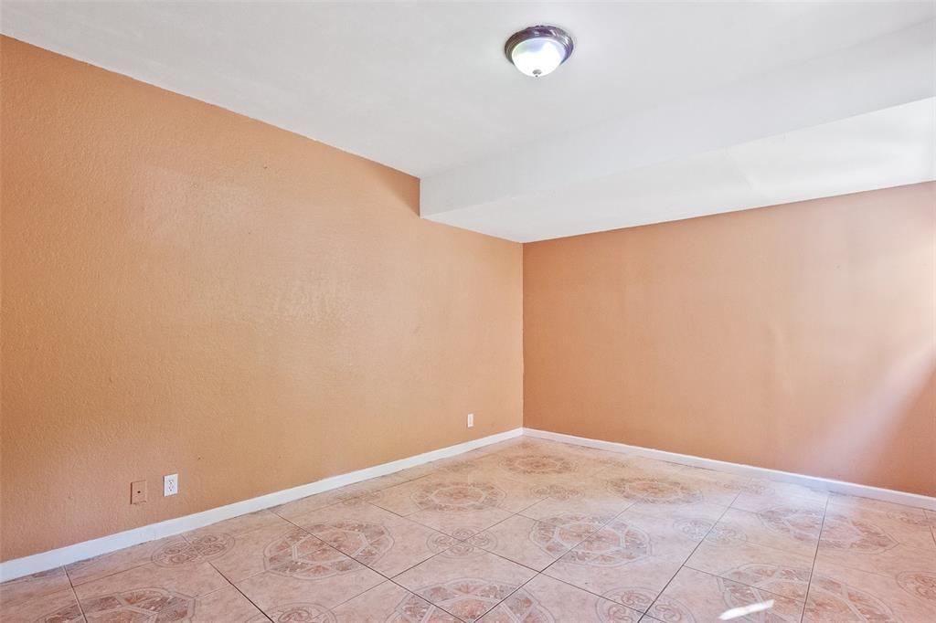 Building Photo - 833 NW 82nd Ave