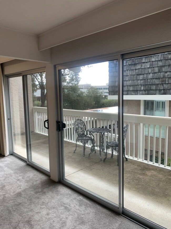 Building Photo - Lovely 2-Bedroom Apartment in Sharon Heights