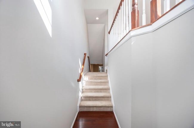 Building Photo - 844 Oriole Ave