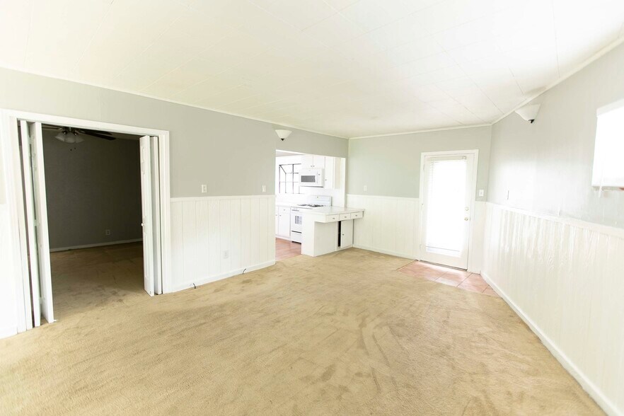 Living area 2 looking toward kitchen - 7459 Mohawk Ave