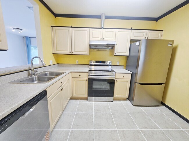 Building Photo - 1157 Golden Lakes Blvd