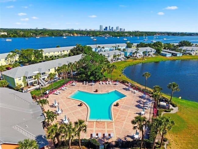 Building Photo - 201 Pompano Dr SE