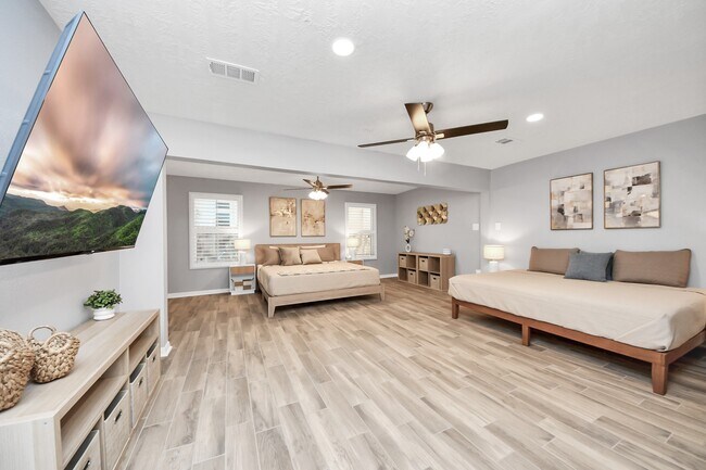 Building Photo - 12711 Laurel Bank Way