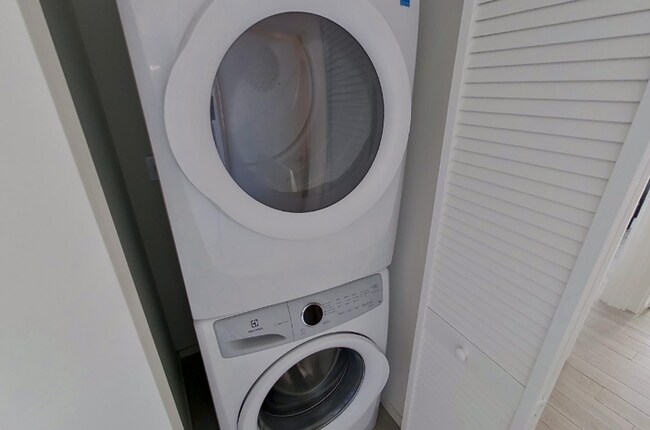 Building Photo - 330 NE 4th St