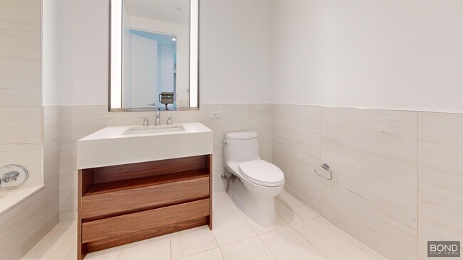 Building Photo - 635 W 59th St