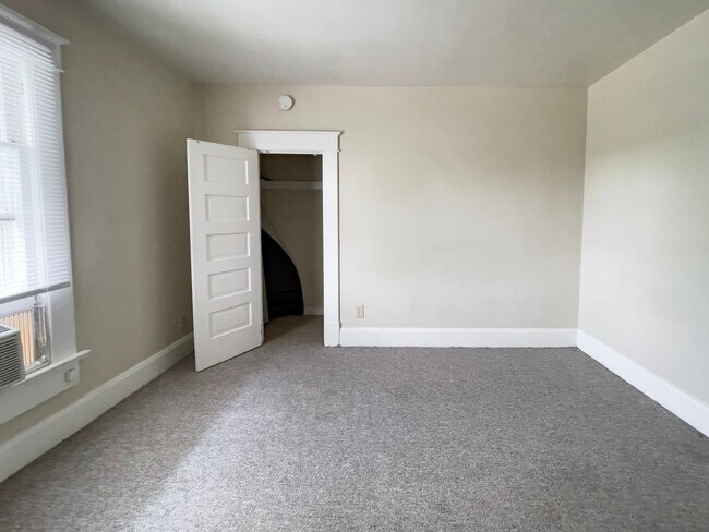 Building Photo - 940 S 15th St