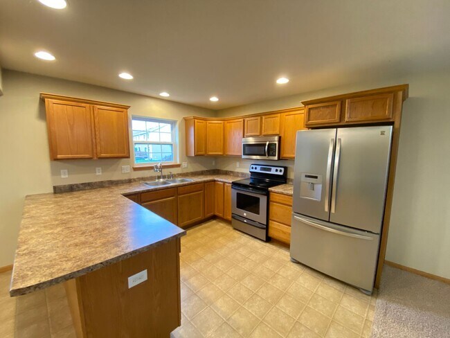 Building Photo - Four bed/2.5 bath townhome for August 2026!