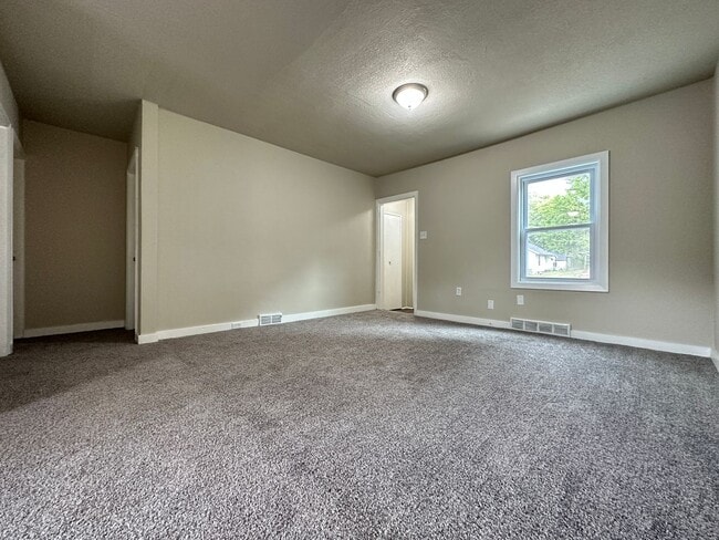 Building Photo - 2 Bedroom with 3 Stall Attached Garage